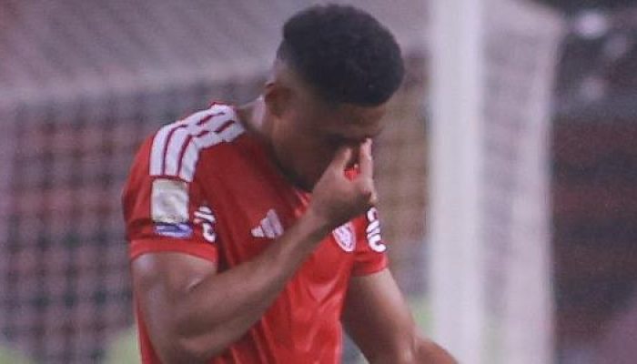victor-gabriel-se-lamenta-durante-jogo-entre-internacional-e-cruzeiro-pelo-brasileirao-1785271761912.jpeg
